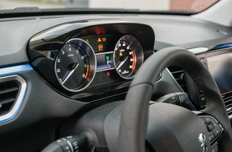 Tableau de bord Peugeot 208 avec symboles d'avertissement colorés allumés sur le combiné d'instruments numérique